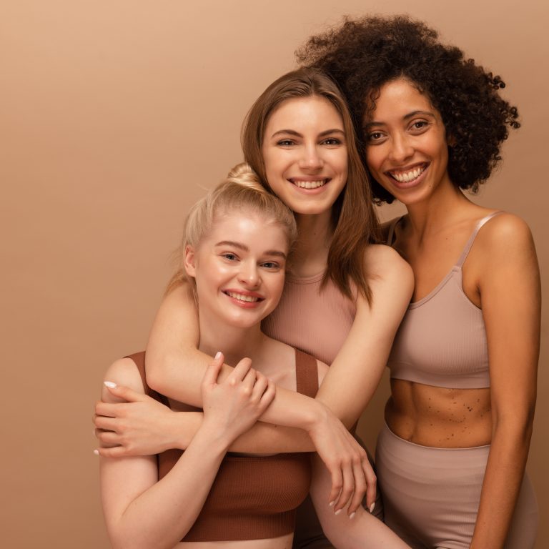 hermosas-mujeres-jovenes-caucasicas-y-africanas-en-lenceria-posando-sobre-fondo-beige-concepto-de-estilo-de-vida
